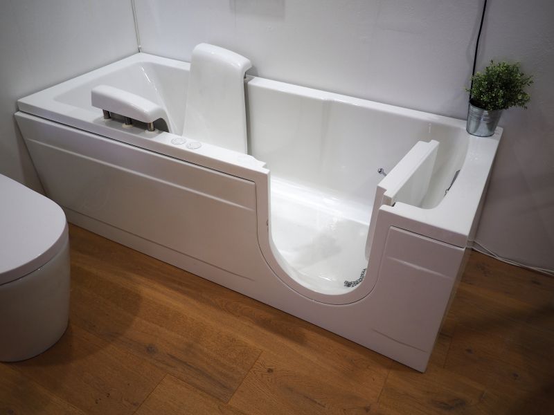 Accessible Tub with Door
